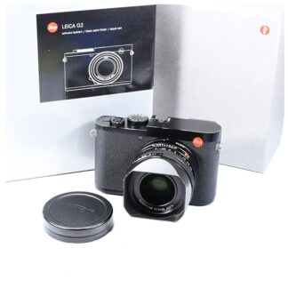 Leica Q2 + grip + thumb